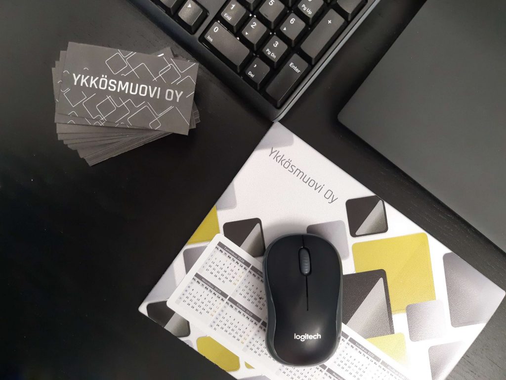 Ykkösmuovi käyntikortit ja hiirimatot